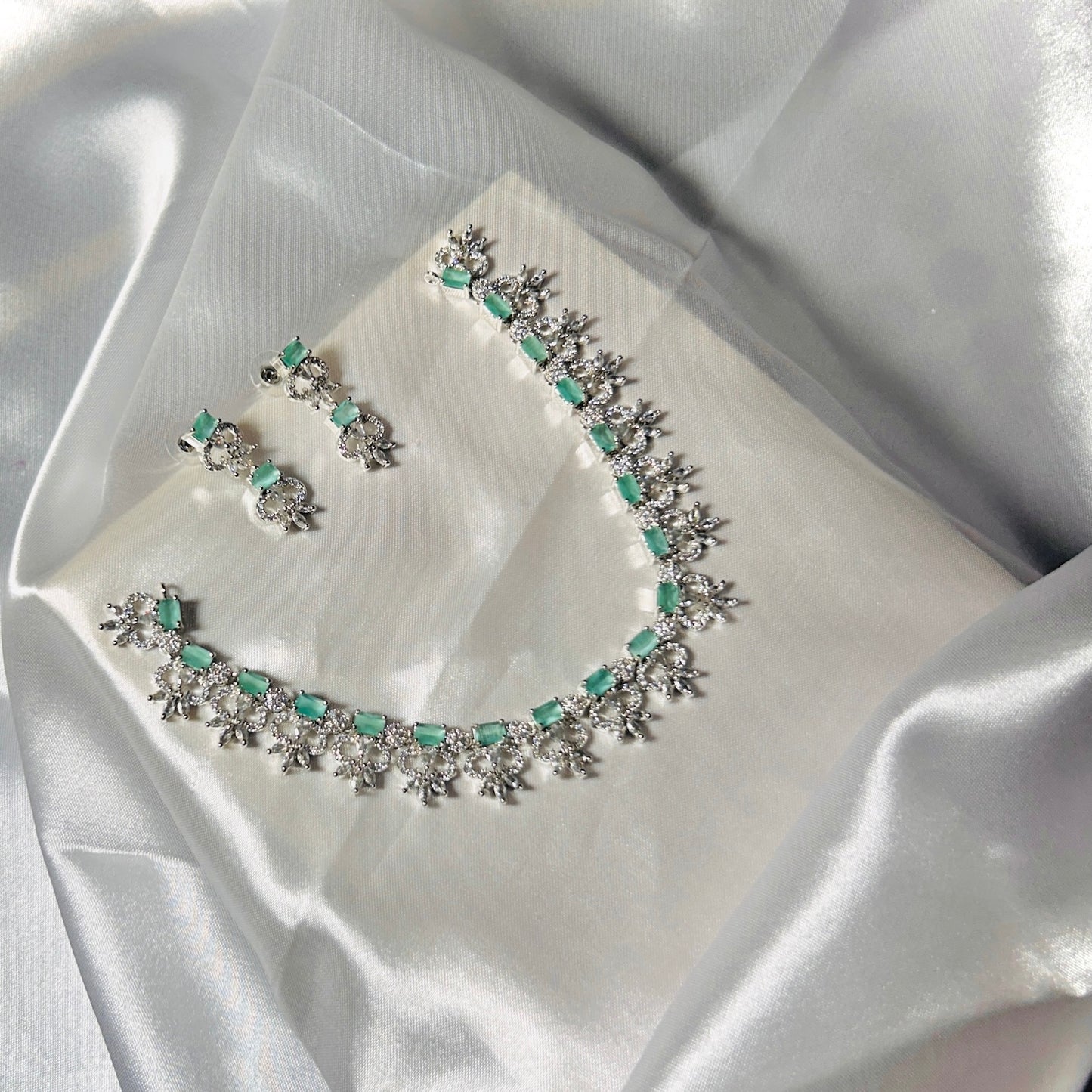 ✨ Emerald Éclat Necklace Set 💎🌿