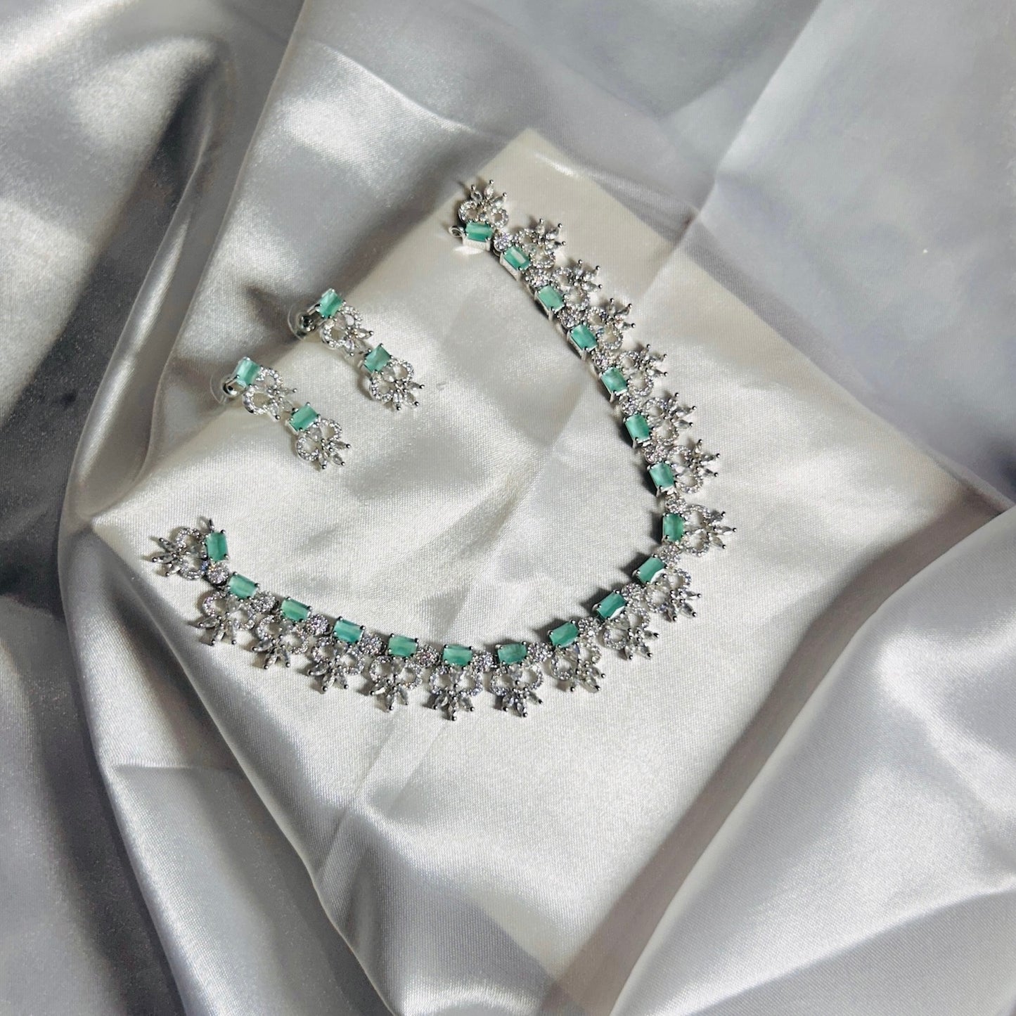 ✨ Emerald Éclat Necklace Set 💎🌿