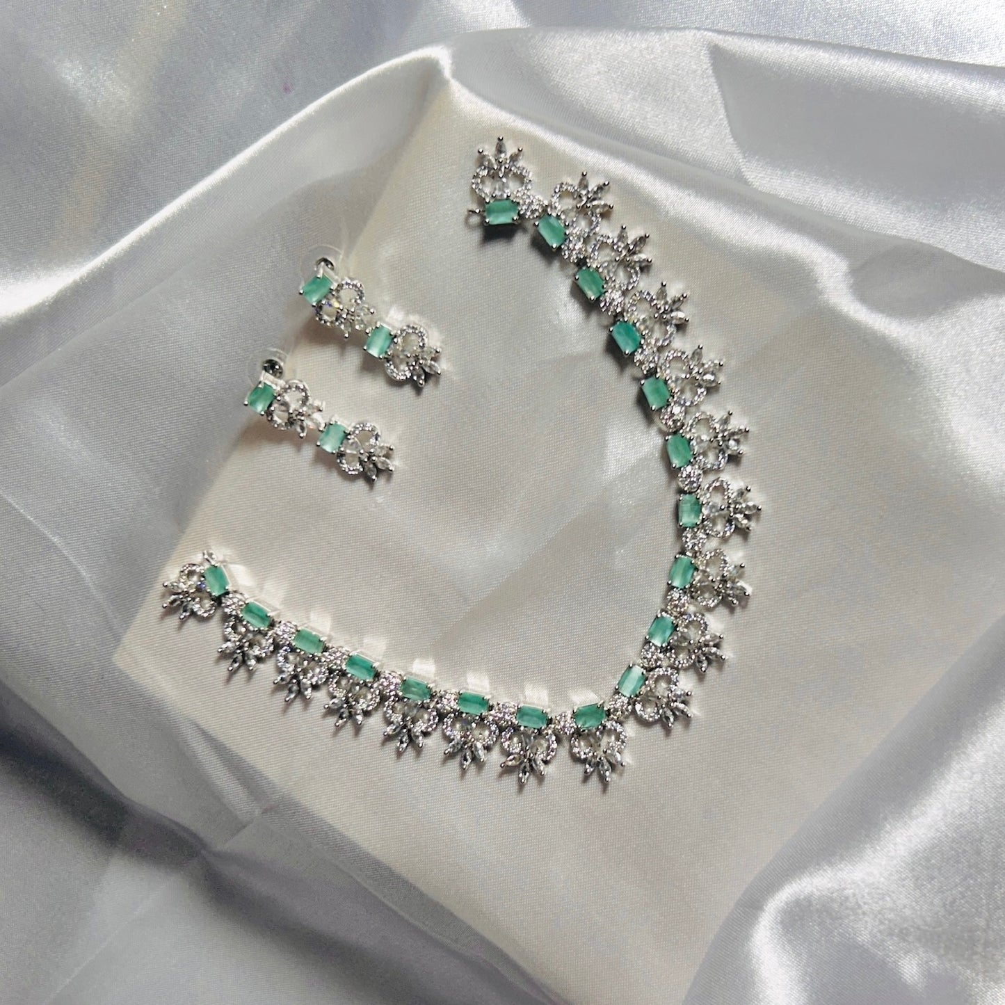 ✨ Emerald Éclat Necklace Set 💎🌿